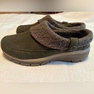 Skechers olive green Slip-On Clogs size 10 WIDE